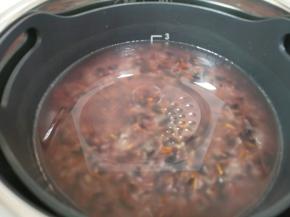 将滤糖甑放入内胆中，加入纯净水至水位线“2-3”水位线中间，将内胆外表面及锅体内部擦干净，对准内胆上面三角形和外壳罩上的三角形，将内胆放入锅体内。