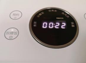 选择电饭煲的“脱糖饭”功能，显示22分钟就能完成。