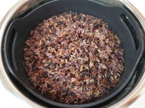 时间到电饭煲会有提示音响，焖10分钟左右再打开锅盖，米饭的香味扑鼻而来。