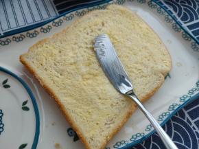 在吐司片上涂一层薄薄的软黄油。