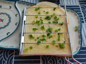 用烤架把准备好的吐司片夹住。