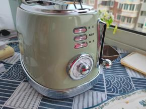 把烤架放入圈厨复古绿多士炉，调到2.5档加热。