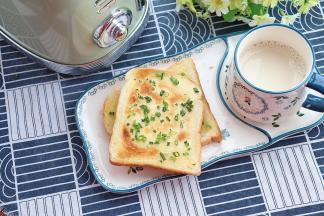 葱香黄油吐司片成品图