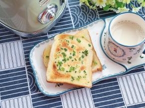 葱香黄油吐司片成品图
