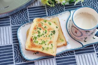 葱香黄油吐司片成品图