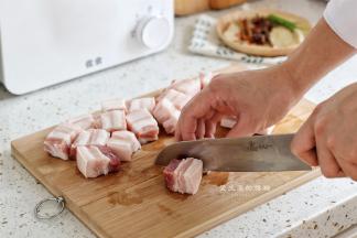 五花肉要买肥肉相间的，我之前买的有点太肥了，吃起来就会比较腻一些，将五花肉连皮切成麻将大小的方块。