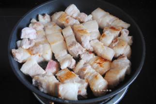 热锅，不用下油，直接把五花肉块放入锅里，小火慢煎，把五花肉肥腻的部分油脂煸出来，这一步不可以少，它会让做好的红烧肉口感不油不腻，特别香。看到五花肉表面煸得金黄后即可捞出来。