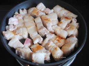 热锅，不用下油，直接把五花肉块放入锅里，小火慢煎，把五花肉肥腻的部分油脂煸出来，这一步不可以少，它会让做好的红烧肉口感不油不腻，特别香。看到五花肉表面煸得金黄后即可捞出来。