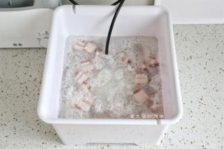 用优食净食机清洗一遍，大约洗15分钟就可以把里面的脏东西洗出来，看看，真的很脏，清洗好的猪肉就不需要焯水再下锅了。