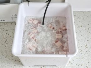 用优食净食机清洗一遍，大约洗15分钟就可以把里面的脏东西洗出来，看看，真的很脏，清洗好的猪肉就不需要焯水再下锅了。