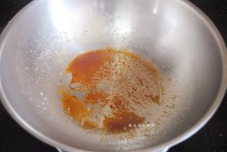 把刚煸出五花肉的油倒部分进锅里，把冰糖放入锅里，小火炒出红润的糖色，切记大火，烧焦后会有苦味。