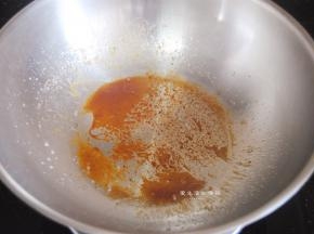 把刚煸出五花肉的油倒部分进锅里，把冰糖放入锅里，小火炒出红润的糖色，切记大火，烧焦后会有苦味。