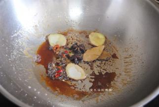 把八角香叶，花椒和姜片倒入锅里煸香，花椒建议先泡一下水，以免油温过高糊掉。