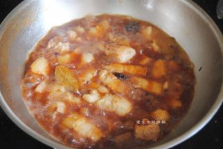 热水下锅后再大火煮沸，加入盐，盖上锅盖转小火焖45分钟左右即可。