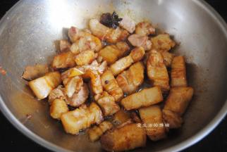 倒入生抽和老抽翻炒均匀，让所有的肉均匀的沾上酱油，把热水倒入锅里，以盖过五花肉为宜，切记一定要热水，热水，热水！