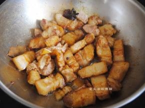 倒入生抽和老抽翻炒均匀，让所有的肉均匀的沾上酱油，把热水倒入锅里，以盖过五花肉为宜，切记一定要热水，热水，热水！