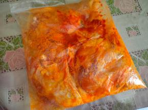 鸡腿清洗干净后，用叉子给鸡腿全身扎满小孔后放入密实袋，奥尔良调料粉也一并倒进去，挤出空气封口，揉搓均匀，放入冰箱冷藏腌渍隔夜。