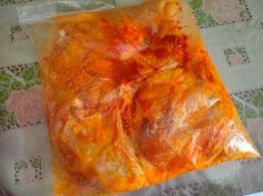 鸡腿清洗干净后，用叉子给鸡腿全身扎满小孔后放入密实袋，奥尔良调料粉也一并倒进去，挤出空气封口，揉搓均匀，放入冰箱冷藏腌渍隔夜。