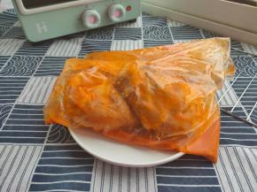 隔天取出腌渍好的鸡腿，烤箱200度预热。