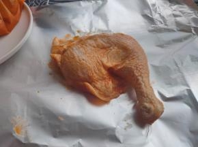 准备一张锡纸，把鸡腿单个包起来。