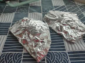 把每个鸡腿都包好，收口朝上。