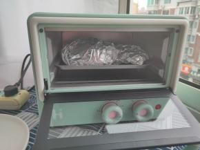 把包好的鸡腿放入预热好的烤箱，大约烤制1小时左右即可。