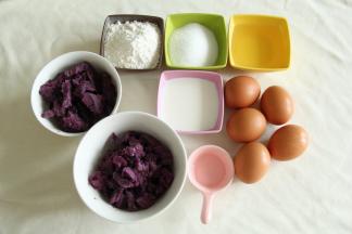 紫薯去皮切片，上锅蒸熟（紫薯忌生食，一定要蒸熟）。130克压成泥备用，120克切成小颗粒备用。