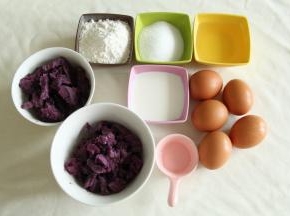 紫薯去皮切片，上锅蒸熟（紫薯忌生食，一定要蒸熟）。130克压成泥备用，120克切成小颗粒备用。