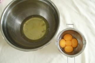 冷藏鸡蛋洗净擦干，然后分离蛋白和蛋黄。蛋黄先放小碗里备用。蛋白放入干净无水盆中，冷冻备用。