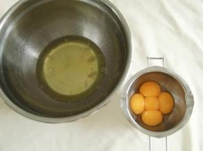 冷藏鸡蛋洗净擦干，然后分离蛋白和蛋黄。蛋黄先放小碗里备用。蛋白放入干净无水盆中，冷冻备用。