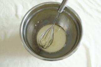 牛奶和玉米油倒入干净无水盆中，用蛋抽搅打到无油花，乳化！