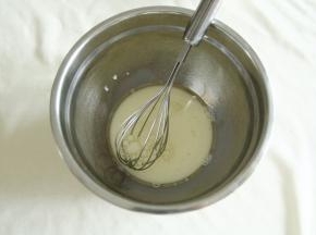 牛奶和玉米油倒入干净无水盆中，用蛋抽搅打到无油花，乳化！