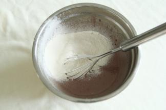 过筛入低粉。低粉预留5-10克，看情况加入，因为紫薯的品种不同，蒸出的紫薯含水量略有不同。