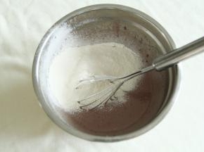 过筛入低粉。低粉预留5-10克，看情况加入，因为紫薯的品种不同，蒸出的紫薯含水量略有不同。