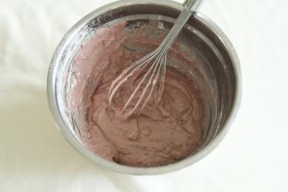 蛋抽之字形，混合到无干粉。混合好是比较浓稠的紫薯蛋黄糊。放置一旁备用！不要划圈混合，防止面糊会起筋。