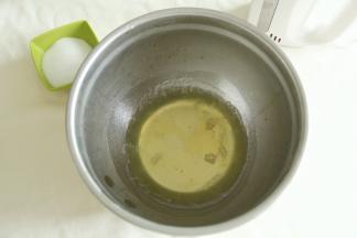 取出冷冻的蛋白，冰渣状，更容易打发。加入柠檬汁或者白醋，去腥。此时可以预热烤箱上下180℃。