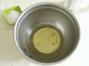 取出冷冻的蛋白，冰渣状，更容易打发。加入柠檬汁或者白醋，去腥。此时可以预热烤箱上下180℃。