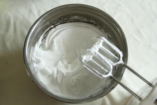 继续打到气泡变细，再加1/3细砂糖。等打到出现明显纹路，加入最后的细砂糖，继续高速打。中途可以停下，提起打蛋头观察蛋白打发状态。打到如图干性发泡，提起打蛋头，小短尖状态，再用低速打几圈，整理大气泡。打好的蛋白，细腻有光泽！