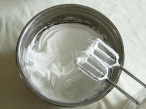 继续打到气泡变细，再加1/3细砂糖。等打到出现明显纹路，加入最后的细砂糖，继续高速打。中途可以停下，提起打蛋头观察蛋白打发状态。打到如图干性发泡，提起打蛋头，小短尖状态，再用低速打几圈，整理大气泡。打好的蛋白，细腻有光泽！