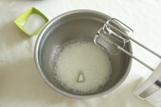 电动打蛋器高速开始打，打到鱼眼泡，加入1/3细砂糖。