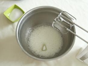 电动打蛋器高速开始打，打到鱼眼泡，加入1/3细砂糖。