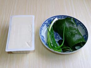 准备食材，我用的内酯豆腐，口感更嫩滑，用北豆腐也可以。