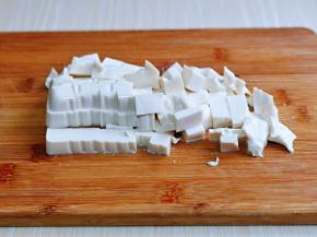 豆腐倒扣再砧板上，再切小块。