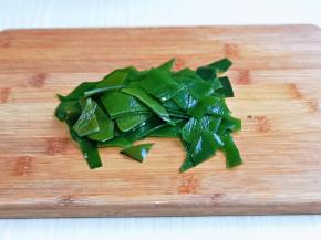 海带洗干净，切小块。