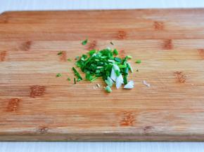 小葱去皮，切葱花。