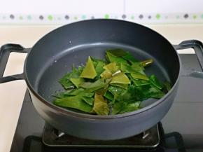 起油锅，加入海带煸炒。