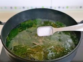 再按个人口味加入盐。