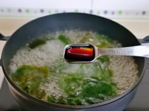 加入一小勺生抽提鲜，大火烧开后转小火炖10分钟。