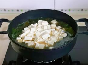 10分钟后加入豆腐。