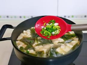 撒上葱花，借助余温烫熟即可。